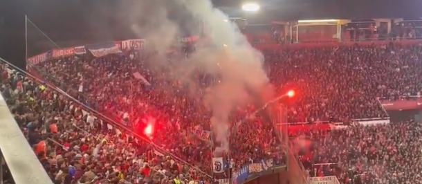 Imagen de Los hinchas de Nacional arrojaron una bengala a los simpatizantes de Estudiantes