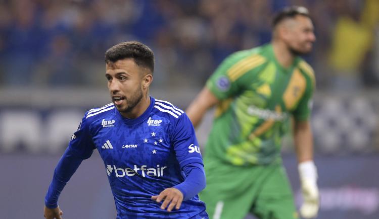 Imagen de Cruzeiro aprovechó el hombre de más y golpeó de entrada