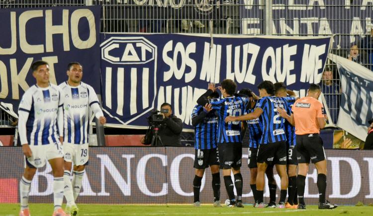Imagen de Atlético Tucumán goleó 3-0 a Talleres y lo eliminó de la Copa Argentina