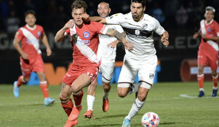 Imagen de Clásico caliente y final con polémica en el empate entre Platense y Argentinos