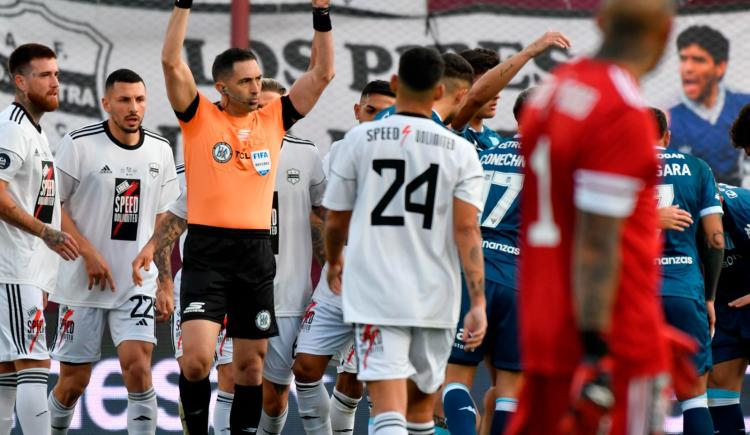 Imagen de Duele verla: la durísima infracción que dejó a Riestra con uno menos ante Racing