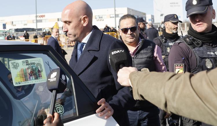 Imagen de Escándalo en España: Rubiales fue atacado por su tío en la presentación de su libro