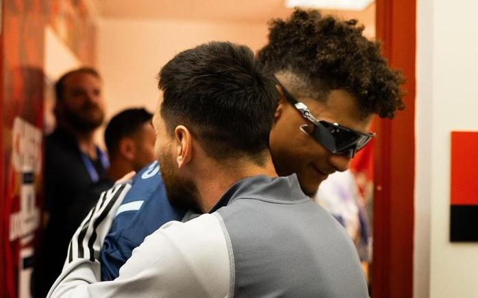 Imagen de Messi y Mahomes, con M de monstruos