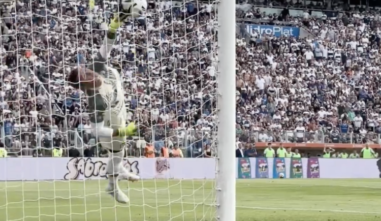 Imagen de La impresionante atajada de Muslera en el clásico platense