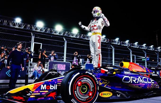 Imagen de Verstappen brilló en la noche de Las Vegas y Checo Pérez se aseguró el subcampeonato