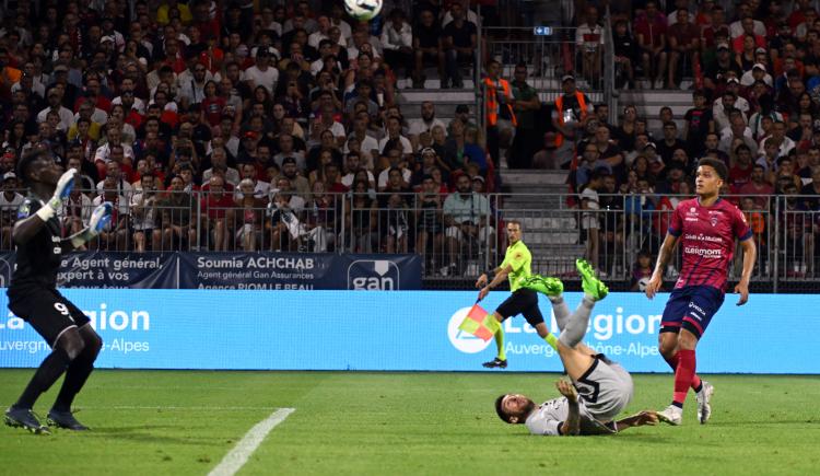 Imagen de Messi coronó la goleada de PSG con un chilena memorable