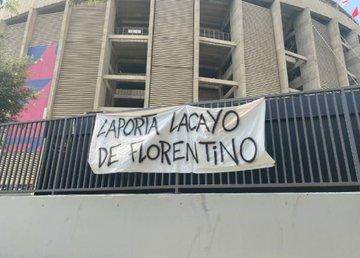 Imagen de BANDERAS CONTRA LAPORTA EN LOS ALREDEDORES DEL CAMP NOU