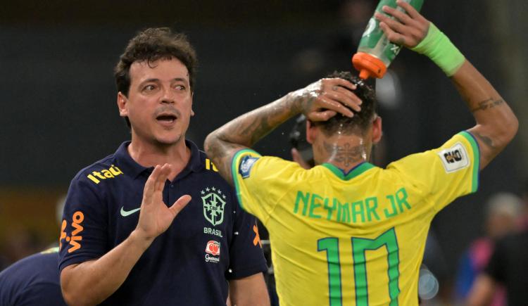 Imagen de Fernando Diniz: quejas por el campo de juego y enojo por los pochoclos lanzados a Neymar