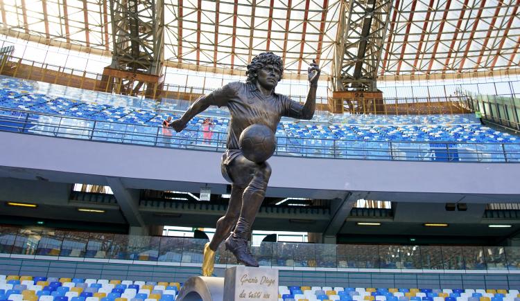 Imagen de La estatua de Maradona de Nápoles podría llegar a la Bombonera