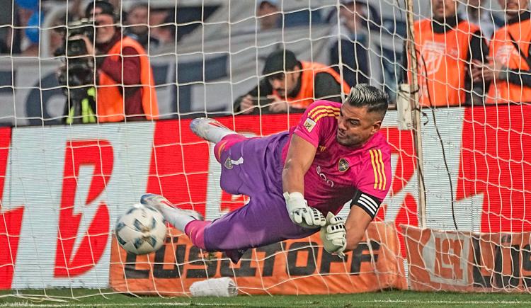 Imagen de Gigante: El penal que Romero le atajó a Villa