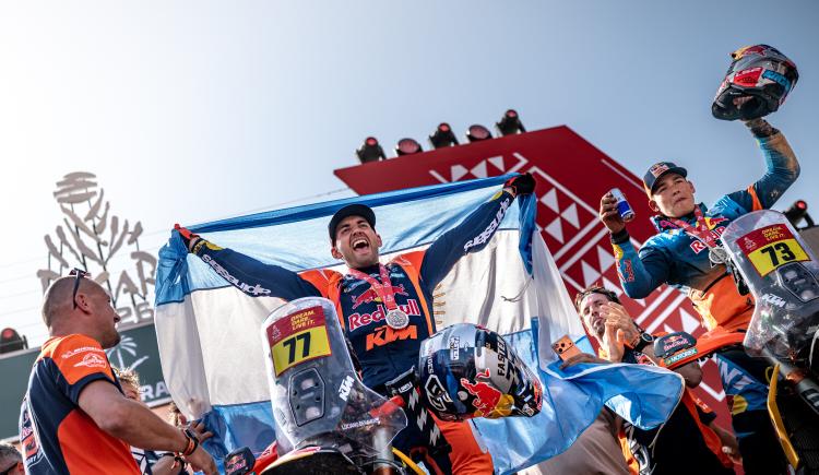 Imagen de ¡Histórico!: Luciano Benavides ganó el Rally Dakar 2026 en motos por dos segundos