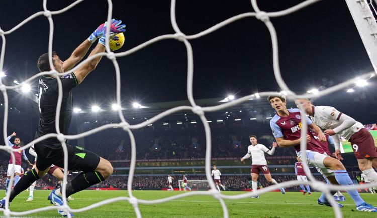 Imagen de Dibu Martínez brilló en el 1-0 de Aston Villa ante Manchester City