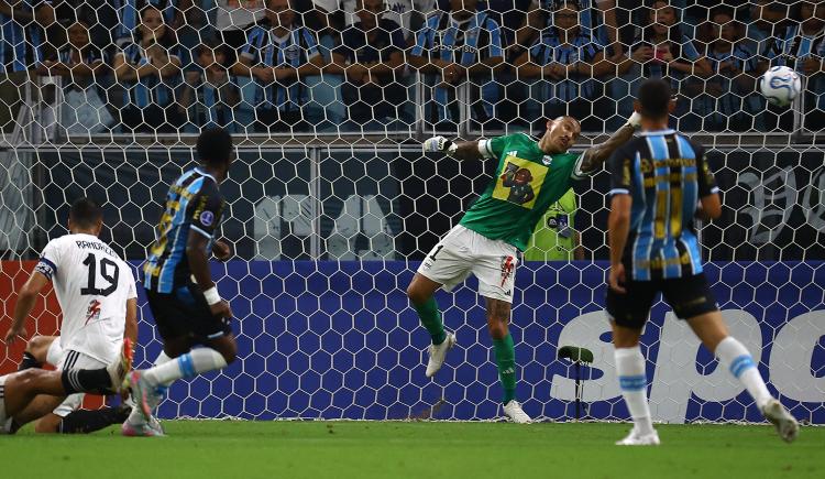 Imagen de Riestra perdió ante Gremio en Brasil con un hombre más y sobre el final