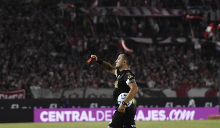 Imagen de El show de Espinoza en el final del partido: dos rojas en un minuto y mucho enojo en Estudiantes