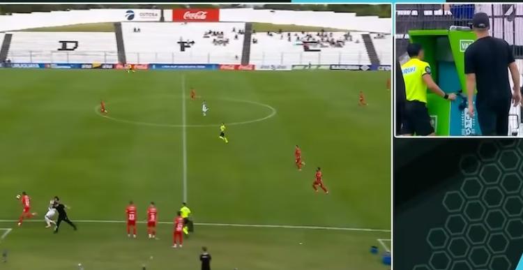 Imagen de Un hecho insólito en Uruguay: el VAR anuló un gol porque el técnico Israel Damonte le hizo falta a un rival
