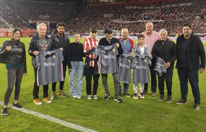 Imagen de El emotivo homenaje de Estudiantes para Carlos Bilardo