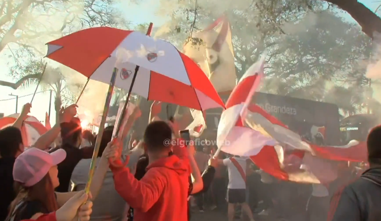 Imagen de Locura total: los hinchas de River recibieron al plantel en el Monumental