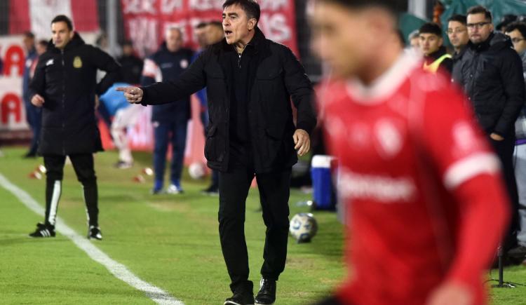 Imagen de Gustavo Quinteros, entre la urgencia de Independiente por salir campeón y el panorama del mercado de pases