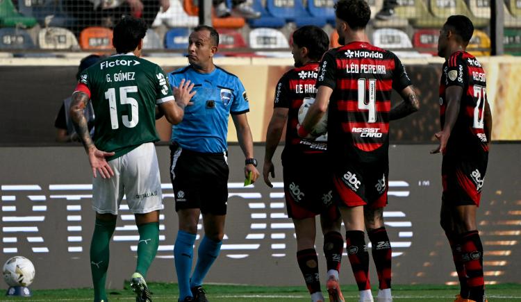 Imagen de Pulgar abajo: la polémica decisión de Darío Herrera en la jugada que pudo dejar con uno menos a Flamengo