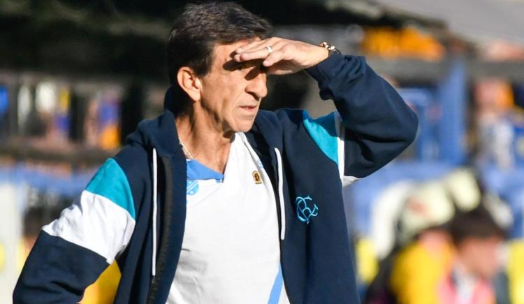 Imagen de Gustavo Costas se enojó mucho con el árbitro y no quiso hablar de Rojo