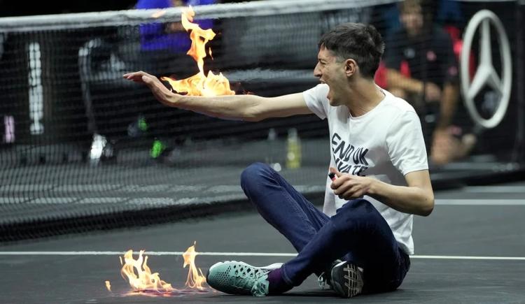 Imagen de Laver Cup: un activista se prendió fuego el brazo en el partido de Diego Schwartzman