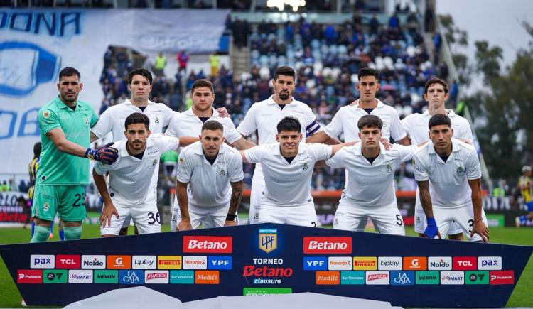 Imagen de Gimnasia presentó su nueva camiseta en homenaje al Dr. Favaloro con una frase suya en El Gráfico