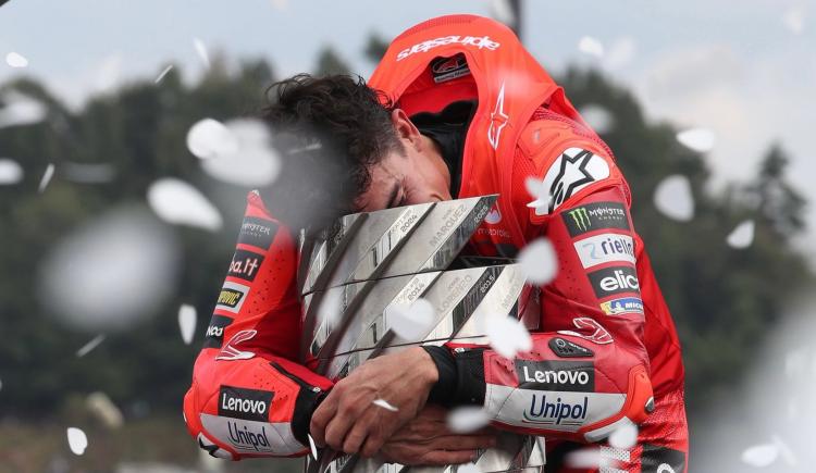 Imagen de De leyenda: Marc Márquez se consagró campeón del mundo en Moto GP y alcanzó un hito de Valentino Rossi