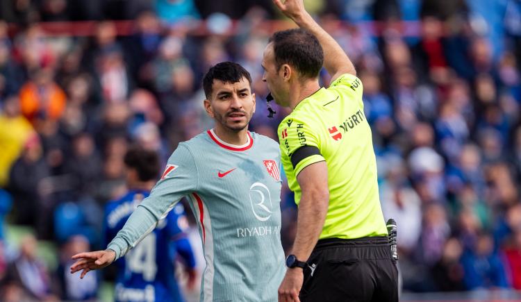 Imagen de Qué dijo Ángel Correa tras la roja que podría significar una dura sanción