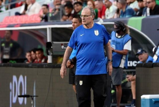 Imagen de Loco y crítico: tras la goleada, Bielsa cuestionó al DT de México