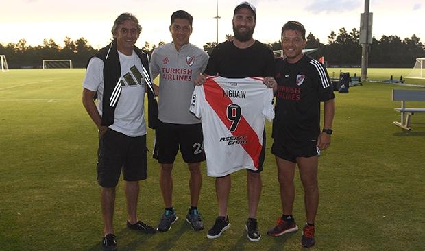 Imagen de GONZALO HIGUAÍN VISITÓ A RIVER PLATE EN LA PRETEMPORADA