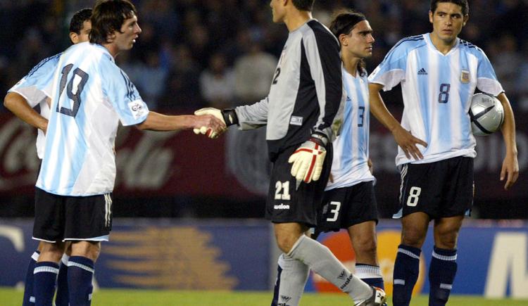 Imagen de El plan para retirar la 10 de la Selección Argentina, el bache del pasado que une a Juan Román Riquelme con Lionel Messi