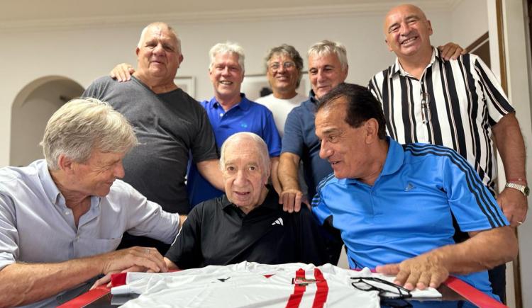 Imagen de Carlos Salvador Bilardo recibió la visita de los campeones del Metropolitano 1982