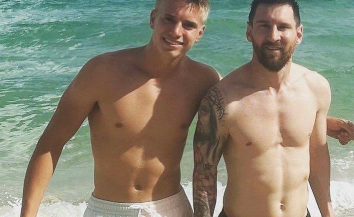Imagen de De vacaciones, Lionel Messi posó con el hijo de una leyenda mundial