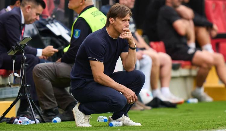 Imagen de El atípico cruce de Matías Almeyda con un hincha tras la caída de Sevilla