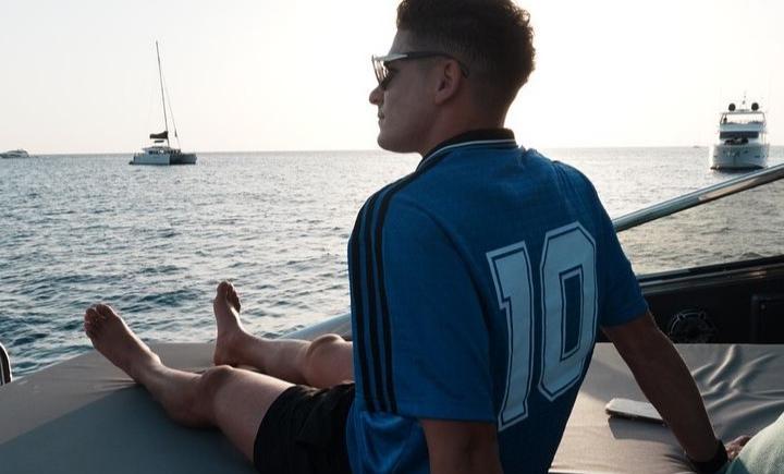 Imagen de Julián Álvarez, de vacaciones con la 10 de Maradona