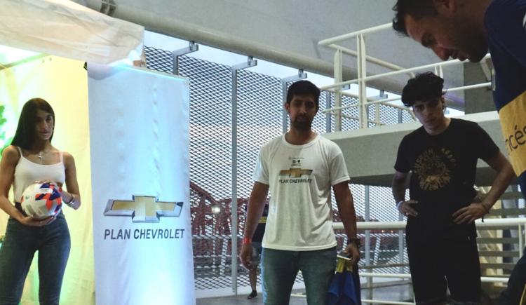 Imagen de LOS HINCHAS SE DIVIRTIERON CON LA PELOTA DE PLAN CHEVROLET ANTES DE LA FINAL
