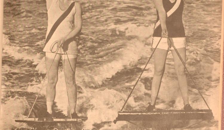 Imagen de 23 de Octubre de 1920, mujeres esquiando en el mar