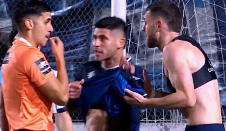 Imagen de El antecedente de un penal cobrado por sacarle la camiseta a un rival