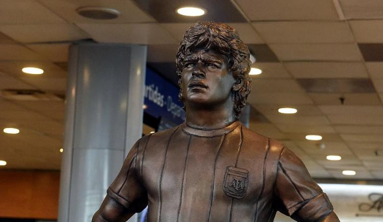 Imagen de DIEGO MARADONA YA TIENE SU ESTATUA EN EL AEROPUERTO DE EZEIZA