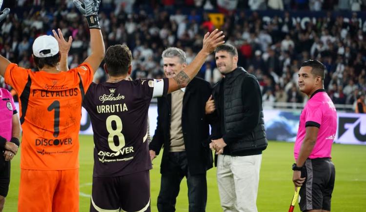 Imagen de Reapareció Edgardo Bauza y fue homenajeado en el estadio de Liga de Quito