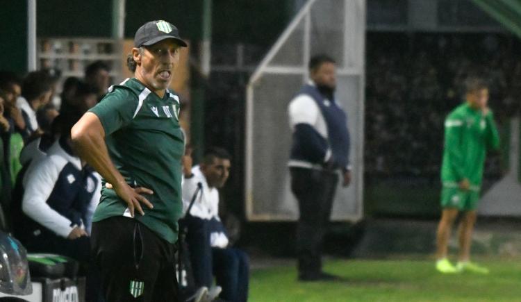 Imagen de "Me voy a quedar y me van a tener que bancar": El explosivo descargo de Pedro Troglio contra el periodismo de Banfield