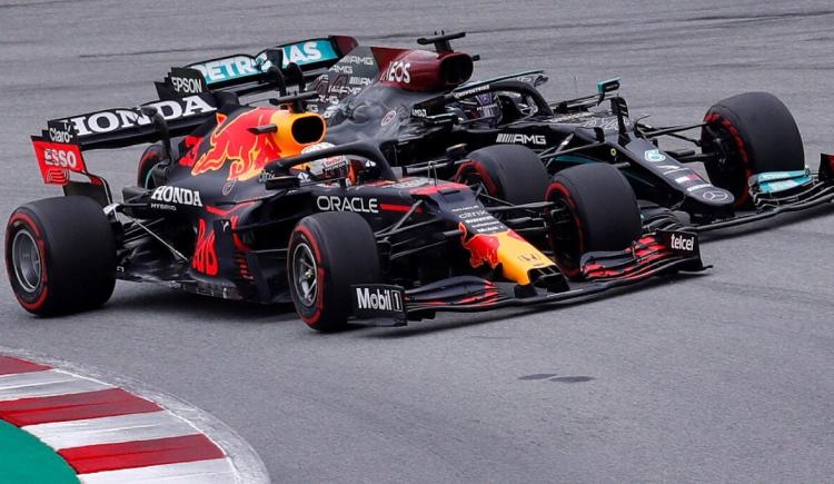 Imagen de TENSO CRUCE ENTRE VERSTAPPEN Y HAMILTON EN AUSTIN