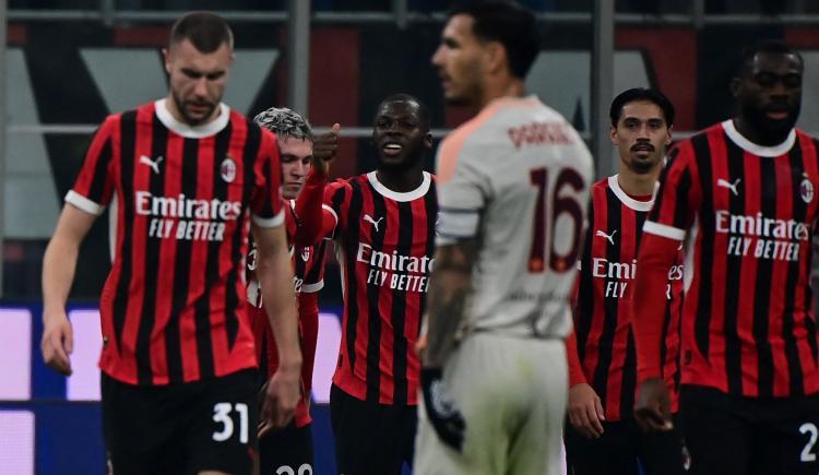 Imagen de Con 45 minutos de Paredes, Roma fue eliminado por Milan de la Copa Italia