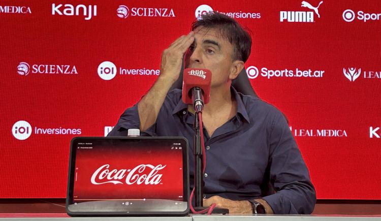Imagen de Gustavo Quinteros y su enojo con Santiago Montiel por la infantil expulsión