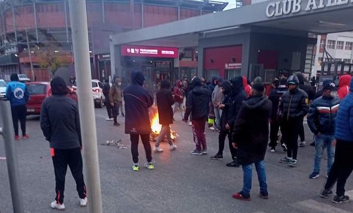 Imagen de Clima caliente en Lanús después de una nueva derrota