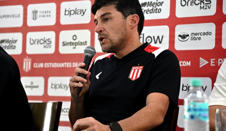 Imagen de Cacique Medina asumió en Estudiantes: qué dijo de la Libertadores, Cetré y Verón