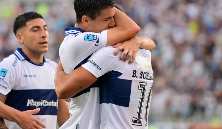 Imagen de Gimnasia amargó el debut de Racing con un golazo olímpico de Barros Schelotto