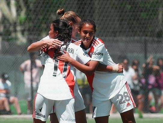 Imagen de FÚTBOL FEMENINO: RIVER GOLEÓ 5 A 0 A COMUNICACIONES