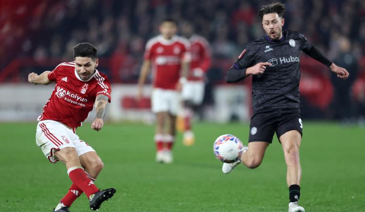 Imagen de Montiel se retiró lesionado en el triunfo de Nottingham Forest