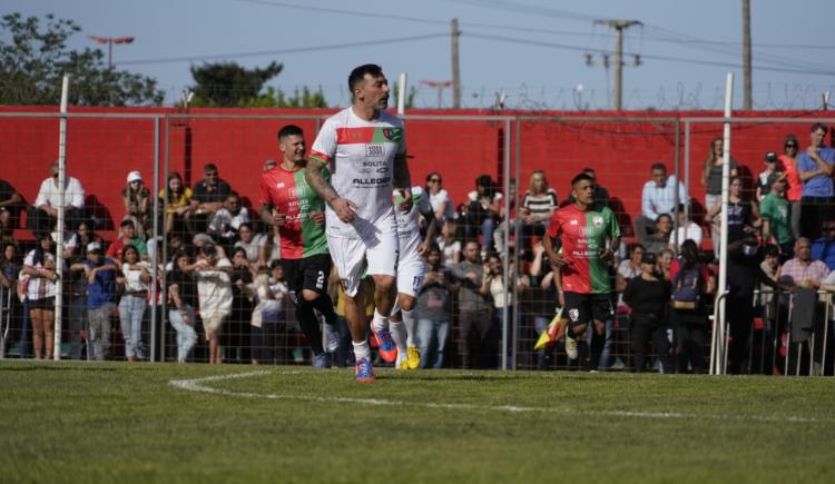 Imagen de La cancha que lleva el nombre del Pocho Lavezzi debutó con un triunfo